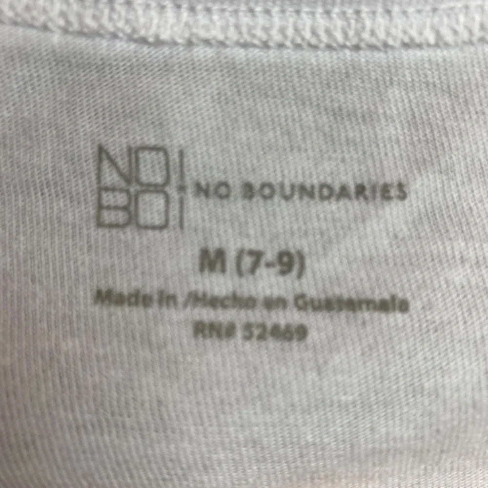 💙5/$15 NWT No Boundaries Womenʻs White Short Sleeve Scoop Neck Tee Medium
